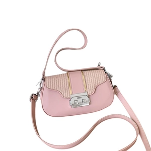 Sac bandoulière rose en cuir et tissu tissé avec boucle en métal et bandoulière réglable
