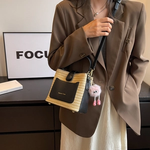 Sac fourre-tout en paille tissée avec garniture en cuir noir et breloque rose