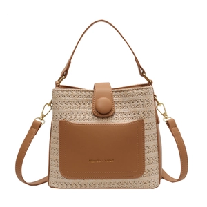 Grand sac seau tissé avec bordure en cuir caramel et bandoulière réglable