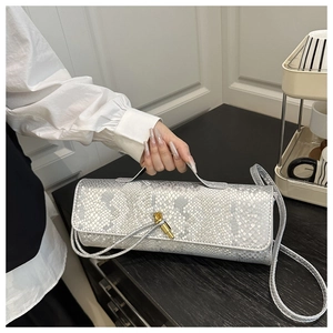 Sac baguette argenté motif serpent avec boucles dorées et poignée élégante
