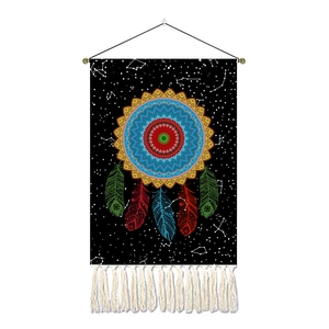 Arazzo bohémien con mandala sole luna e piume colorate su sfondo nero elegante