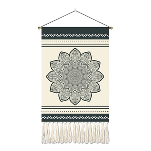 Tapisserie mandala bohème avec motifs lune, tige en bois et longues franges tressées