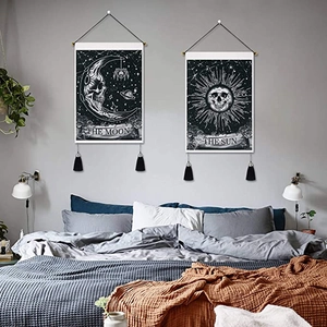 Tapices de pared estilo tarot bohemio con diseños de sol y luna y borlas negras