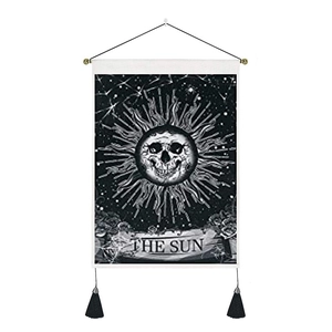 Tapiz bohemio con diseño de Sol de Tarot con calavera y borlas sobre fondo blanco puro