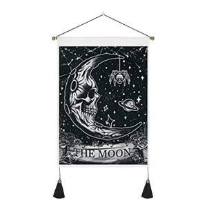 Tapiz de pared estilo tarot bohemio con diseño de luna gótica y borlas negras