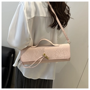 Vue arrière d'un sac à main rose texture croco avec élégant fermoir rotatif doré