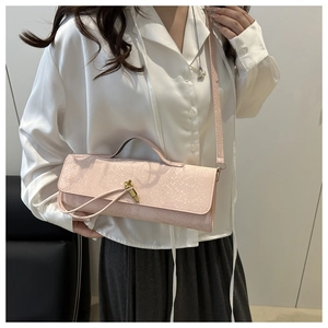 Détails de la texture serpent rose et du fermoir doré d'un sac à main élégant