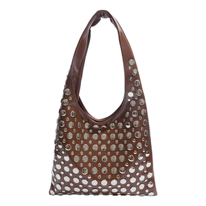 Sac seau hobo en cuir marron avec des rivets argentés et une large bandoulière