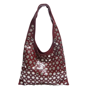 Sac à main bordeaux brillant avec clous argentés au design hobo contemporain