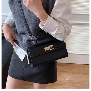 Détail d'un sac bandoulière en cuir grainé avec fermoir doré élégant et bandoulière fine