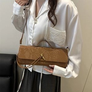 Sac baguette marron motif crocodile avec boucle dorée et poignée supérieure chic