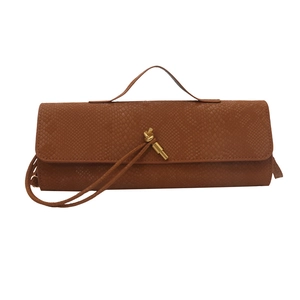 Sac bandoulière marron effet peau de serpent avec boucle dorée et design vintage chic