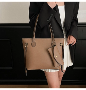 Gros plan du sac cabas marron en cuir grainé avec détails cordons et petite pochette