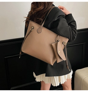 Mannequin portant un grand sac cabas marron foncé texturé avec petit porte-monnaie assorti