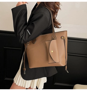 Détail du sac cabas marron caramel avec texture cuir grainé et petite pochette suspendue