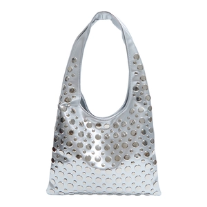 Sac seau argenté Y2K avec rivets métalliques et large bandoulière sur fond blanc