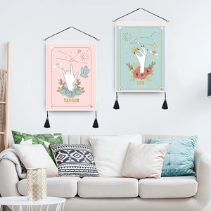 Tapisserie tarot rose avec mât en bois et glands pour décoration de salon bohème