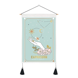Détail de la tapisserie tarot Capricorne avec motifs floraux et mât de suspension