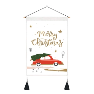 Détail de tapisserie de Noël avec voiture rouge, sapin et glands noirs décoratifs