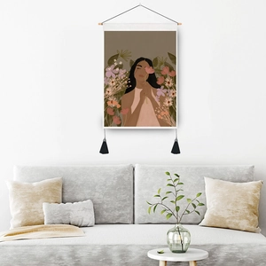 Tapiz artístico mujer con flores, con soporte de madera y borlas negras decorativas