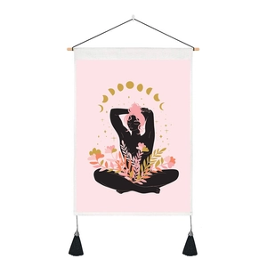 Tapiz artístico de silueta femenina con detalles de luna floral y borlas negras
