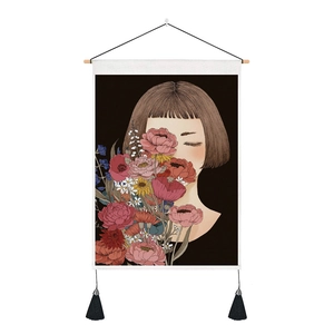 Tapiz decorativo japonés con ilustración de niña, motivos florales y borlas negras