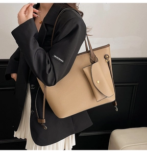 Détail du sac cabas en cuir grainé kaki avec une petite pochette magnétique assortie