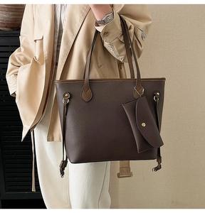 Détails du sac cabas en cuir grainé marron foncé avec petite pochette assortie suspendue