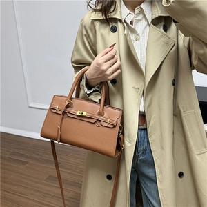 Sac à main en cuir grainé marron avec boucle dorée et bandoulière réglable pour femme
