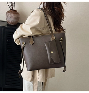 Détail du grand cabas marron foncé en cuir texturé avec pochette et rivets dorés