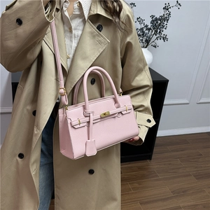 Sac à main rose texture litchi avec bandoulière et boucle dorée élégante