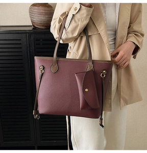 Détail du grand sac cabas bordeaux vintage avec pochette assortie et poignées marron