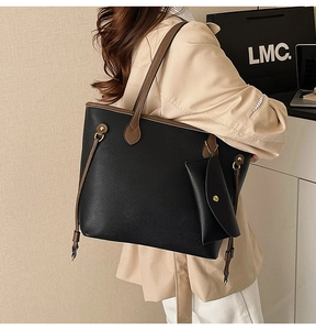 Détail du grand sac cabas noir en cuir grainé avec petite pochette et anses marrons