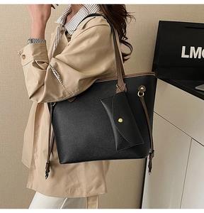 Vue latérale du grand sac cabas noir en cuir grainé avec bandoulières marron