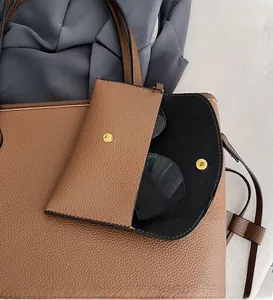 Détail du sac cabas en cuir grainé marron avec pochette amovible pour lunettes de soleil