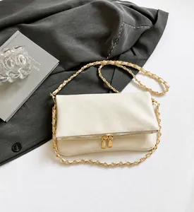 Detalle de bolso blanco de PU granulado con doble cremallera y cadena de metal dorado