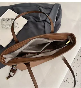 Vue de dessus de l'intérieur du sac cabas en cuir marron avec compartiment zippé