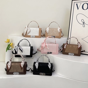 Chique mini-crossbodytassen met textuur en hartjes-zijden sjaals om de handvatten gewikkeld