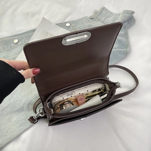 Bruine vintage crossbody tas van imitatieleer met zijden sjaalhandvat en ruim interieur