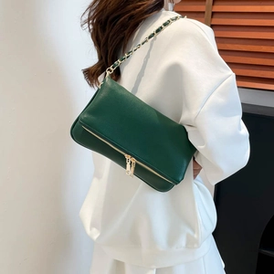 Bolso de hombro verde oscuro en piel de grano con cadena dorada y doble cremallera