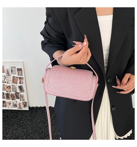 Détail du sac bandoulière rose pailleté avec sequins brillants et boucles dorées