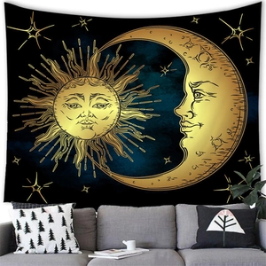 Tapiz bohemio de sol y luna con motivo celestial sobre un sofá en una habitación moderna
