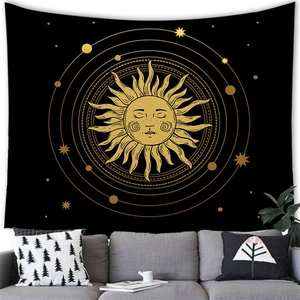 Tapiz bohemio de sol y motivos celestiales sobre un sofá moderno en una sala de estar