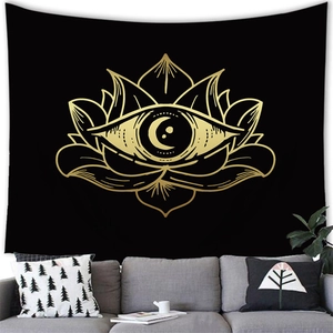 Detalle de tapiz celestial con loto dorado sobre un sofá gris en una habitación moderna