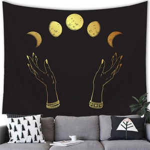 Detalle macro del tapiz de sol y luna con fases lunares doradas y motivos místicos