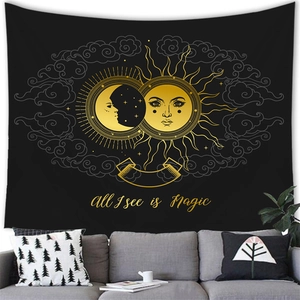 Vista detallada del tapiz de sol y luna sobre el sofá con inscripciones mágicas