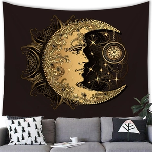 Detalle de un tapiz místico de sol y luna con acentos dorados sobre tela negra