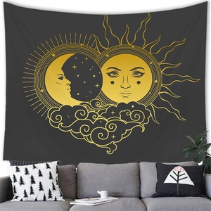 Tapiz celestial de sol y luna colgado como fondo de sala de estar sobre un sofá
