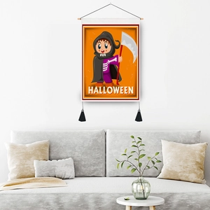 Tapiz de Halloween con fantasma calabaza borlas negras y barra de madera en pared blanca