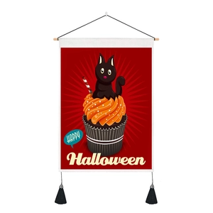 Detalle de tapiz de Halloween con gato negro, estampado de cupcake y borlas negras